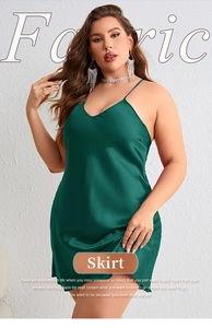 Détail d'une robe nuisette élégante en satin vert foncé avec col en V et tissu brillant
