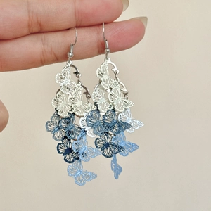 Eleganti orecchini a farfalla traforati con nappe e sfumature blu per donna