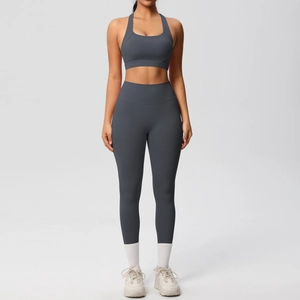 Vista frontal detallada del conjunto de yoga gris oscuro de alto impacto para mujer