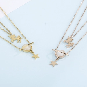 Dettaglio di collana doppia in acciaio inossidabile con unicorno, pianeta e stelle