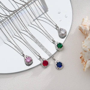 Cinq colliers en acier titane en forme de larme avec des zircons colorés en lot