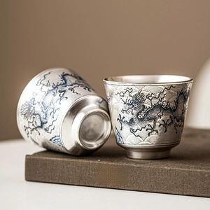 Taza de té plateada con motivo de dragón y nubes en relieve de estilo tradicional chino