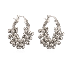 Orecchini a cerchio con perline argentate lucide e sfere metalliche minimaliste