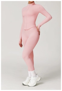 Détail de l'ensemble de yoga sans couture rose clair avec haut zippé et legging taille haute