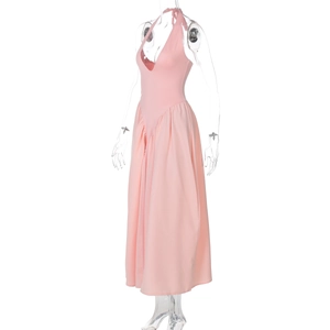 Detailaufnahme von rosa Neckholder-Kleid mit tiefem V-Ausschnitt und elegantem Faltendesign