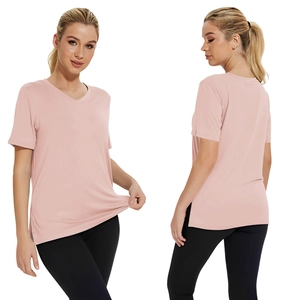 Dettaglio della t-shirt rosa con scollo a V che mostra il morbido tessuto elasticizzato e il fit