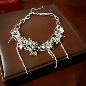Collier à pampilles étoiles avec strass étincelants sur une chaîne argentée épaisse
