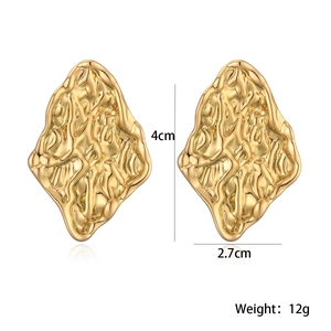 Detailed size view of gold irregular geometric earrings with 4cm height and 12g weight