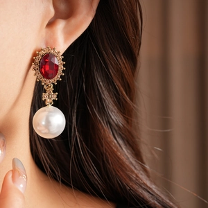 Boucles d'oreilles vintage avec pierres rouges, croix dorées et grandes perles blanches