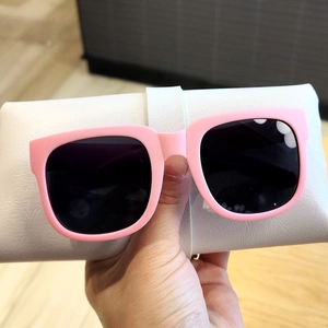 Détail de lunettes de soleil pliables roses pour enfants avec pochette de rangement souple