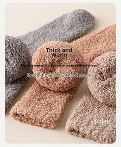 Gros plan de chaussettes en polaire corail épaisses aux tons gris, rose et marron