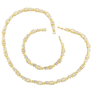 Detail eines Gold-Schmucksets mit rechteckigen und herzförmigen Zirkoniasteinen