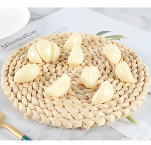Detailweergave van realistische PVC knoflooktenen op een mat voor keuken fotografie props