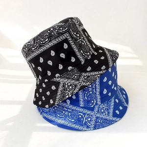 Vertikale Anzeige von Fischerhüten mit Paisleymuster in Schwarz und Königsblau aus Stoff