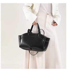 Borsa tote nera in pelle con bordo ondulato, cuciture a contrasto e tracolla inclusa