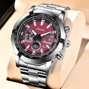 Primer plano de reloj deportivo para hombre con esfera roja y manecillas
