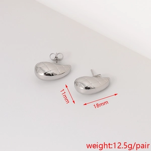 Detailed view of silver quilted water-drop earrings with size 11mm by 18mm and weight specs