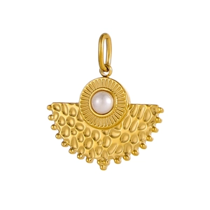 Vue détaillée d'un pendentif en forme d'éventail doré avec perle et bordure texturée