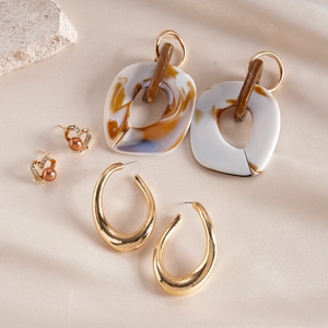 6-piece vintage earring set with acrylic marble hearts and gold rhinestones