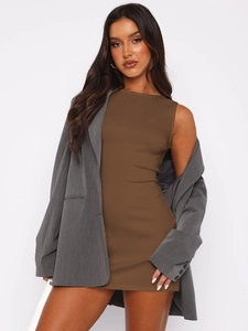 Robe moulante marron sans manches avec un blazer gris oversize pour un look chic