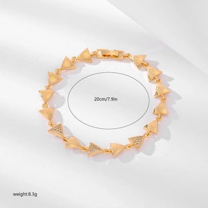 Detail eines vergoldeten Dreiecksarmbands mit Zirkonia, Gewicht 8,3g und Länge 20cm