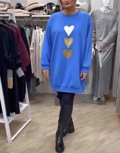 Detalle de vestido sudadera de cuello redondo con tres corazones verticales en blanco y oro