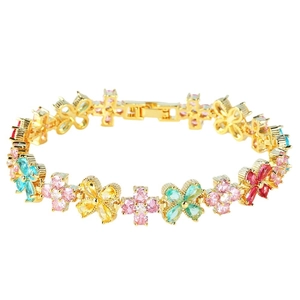 Bracciale a quadrifoglio dorato con zirconi colorati su sfondo bianco