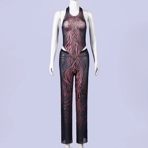 Detailansicht des rot-schwarzen Zebra-Mesh-Stoffs an Halter-Top und Hose