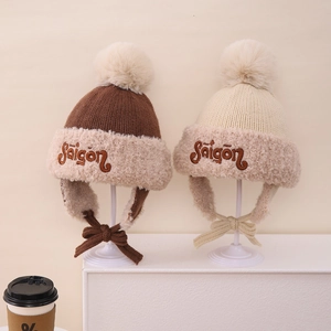 Gorros de invierno de punto en marrón y beige con pompones y forro polar