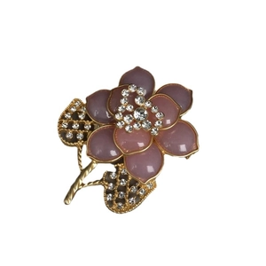 Eleganter Vintage Gold Blumen Brosche mit rosa Harz Blütenblättern und Glitzersteinen