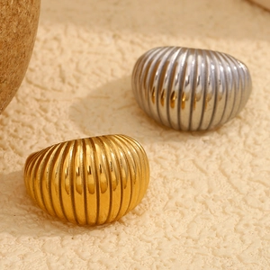 Bague Croissant Acier Inoxydable 316L Plaqué Or 18K Nervurée Large Minimaliste Chic Bijoux Pour Femmes