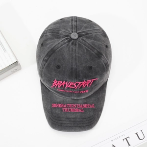Casquette vintage en coton délavé anthracite avec broderie rose sur fond blanc