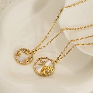 Collier Pendentif Rond Plaqué Or 18K Acier Inoxydable Avec Nacre Et Détail Étoile En Zircon Bijoux Pour Femmes