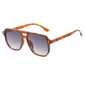 Classic oversized tortoise pilot sunglasses with gradient lenses and rivet detailing