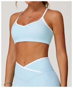 Detail der hoch taillierten Crossover-V-Schnitt-Taille an hellblauen Sportshorts