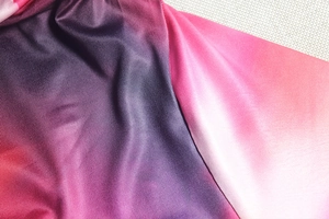 Détail du tissu dégradé violet montrant la texture en sergé et les plis du vêtement