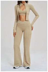 Dettaglio del set yoga 3 pezzi con giacca, reggiseno sportivo e leggings svasati con tasche