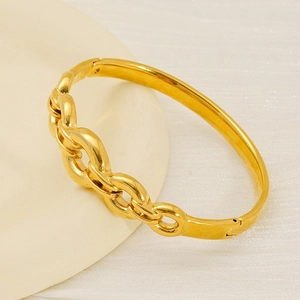 Gros plan détaillé du bracelet en acier titane doré avec une texture de chaîne élégante