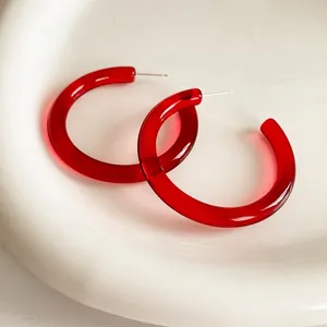 Boucles d'oreilles créoles C minimalistes en résine rouge translucide avec tiges en argent