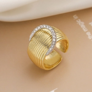 Minimalist gold-plated wide ring with vertical stripe texture and zircon inlay