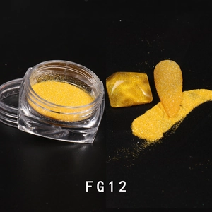 Vista macro della polvere glitter oro riflettente FG12 con effetto su unghie finte