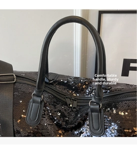 Primer plano de las asas de cuero de una bolsa de viaje con lentejuelas negras