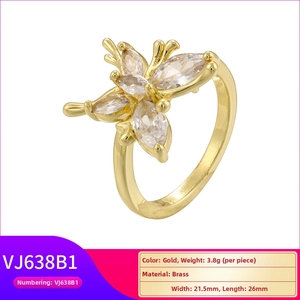 Détail des dimensions et texture en laiton doré de la bague fleur papillon design