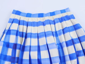 Dettaglio gonna midi a quadretti bianchi e blu con vita elastica e tessuto a pieghe