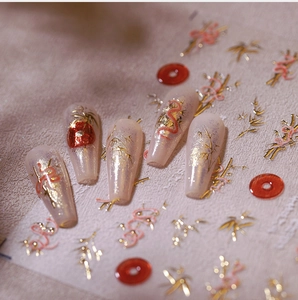 Détail macro de stickers ongles style chinois avec bambou doré et motifs de dragon