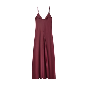 Vue détaillée de la texture en satin bordeaux et des bretelles délicates de la robe midi