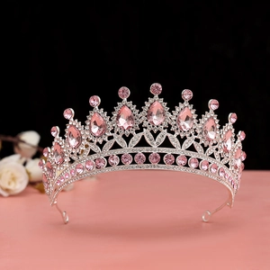 Dettaglio della corona vintage in argento con pietre preziose rosa a goccia e cristalli
