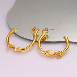 Boucles d'oreilles dorées artistiques en forme de mains en acier inoxydable poli