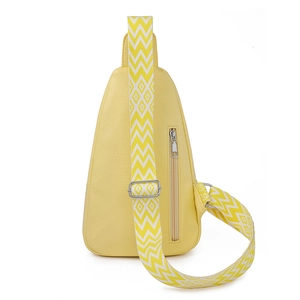 Borsa a tracolla gialla da donna con tracolla geometrica e tasca posteriore