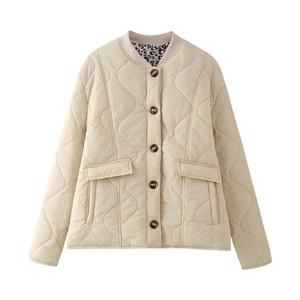 Détail de la veste matelassée beige avec col montant et doublure intérieure motif léopard